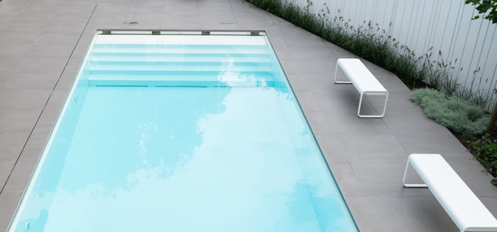 Kosten aanleggen van dit zwembad met brede inlooptrap