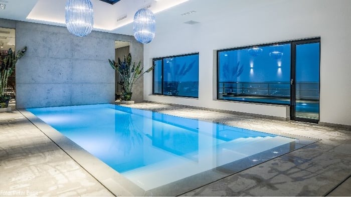 een binnenzwembad is een van de soorten zwembaden in een binnenruimte met …