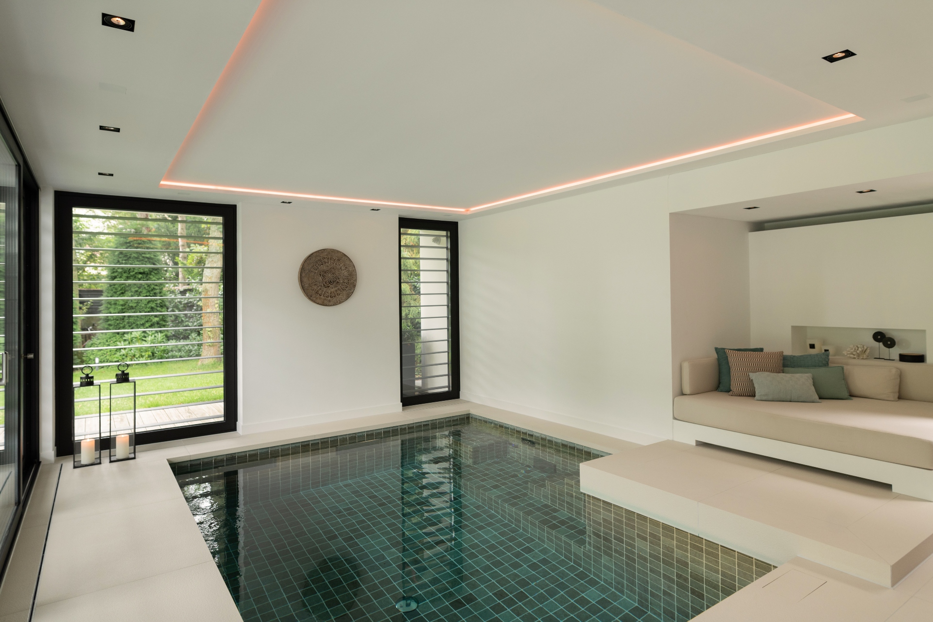 Moderne luxe wellnessruimte met een lounge en een bouwkundig zwembad