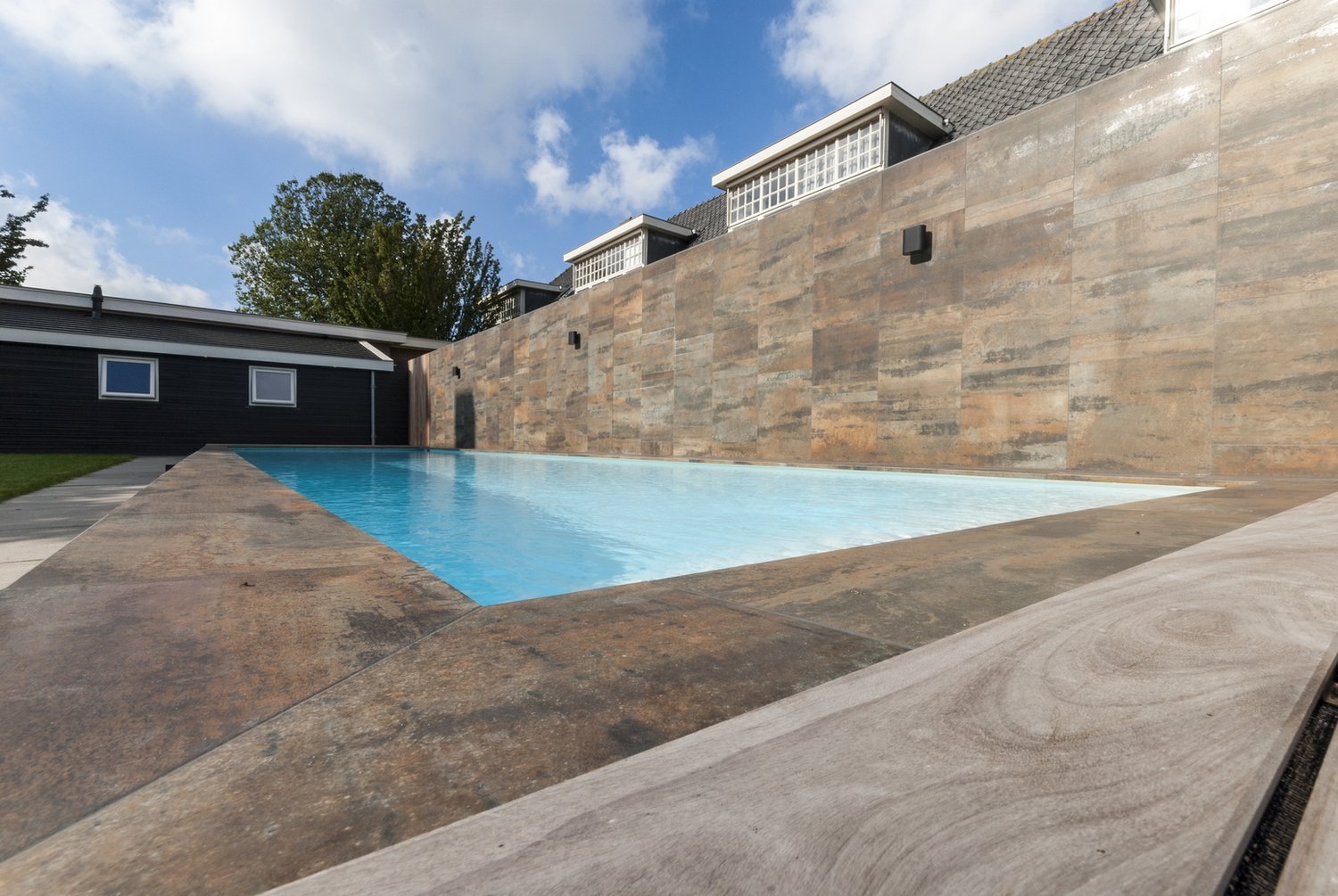 Maatwerk Welson pool in architectonische tuin