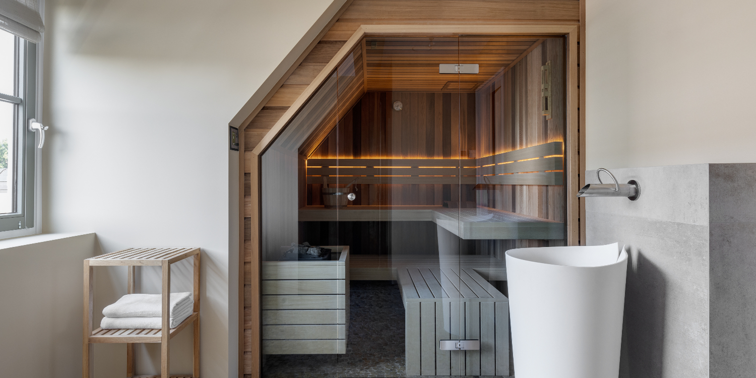 Maatwerk sauna red cedar in exclusieve badkamer