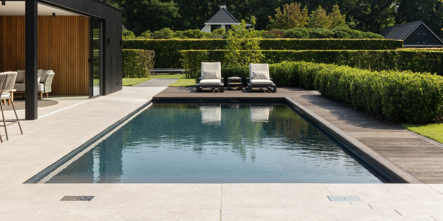 Zwembad in tuin met modern poolhouse