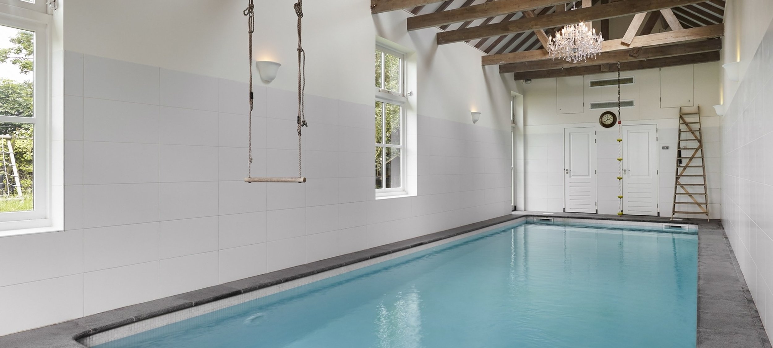 Afbeelding Bouwkundig binnenzwembad in een koetshuis