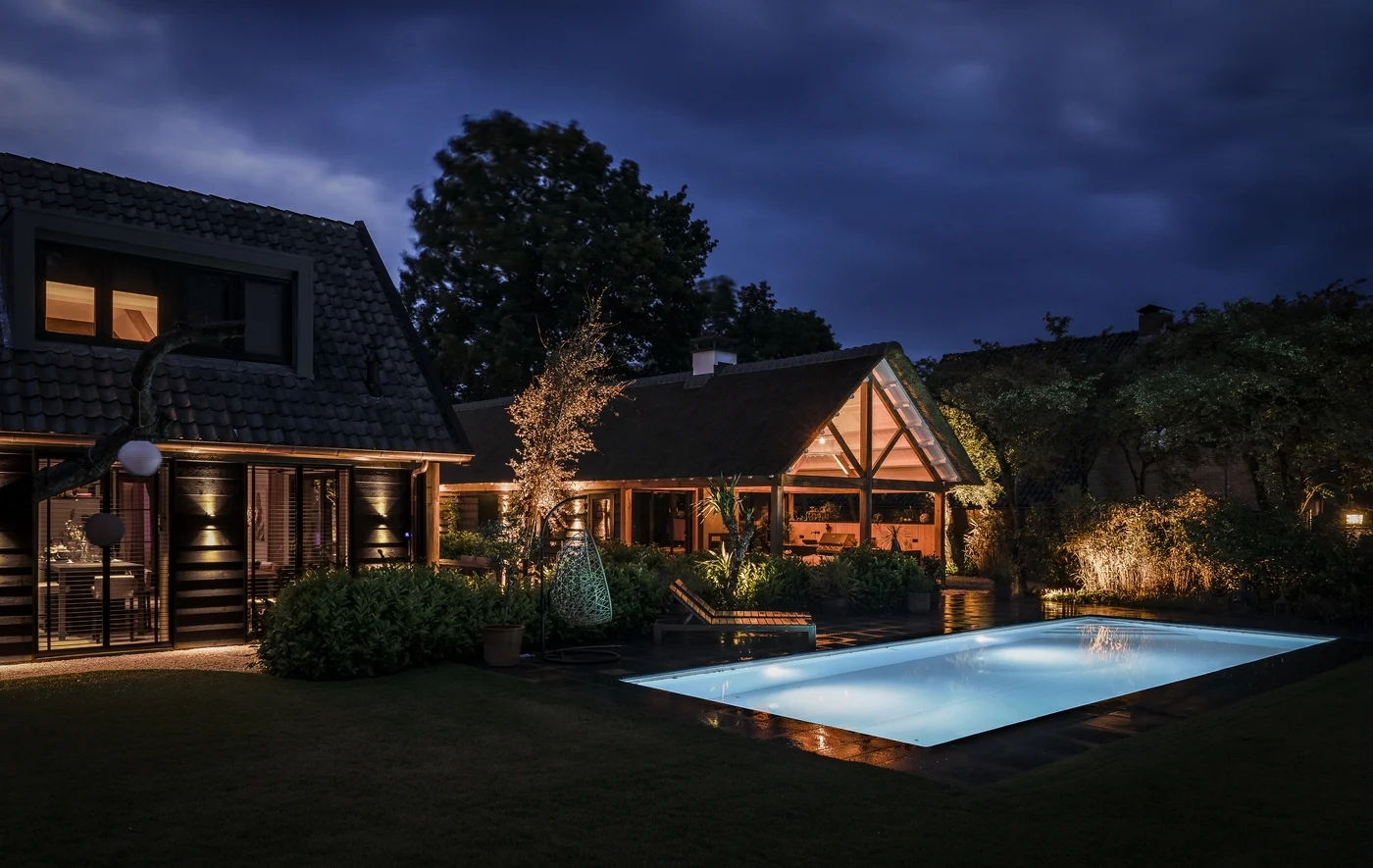 Afbeelding Maatwerk skimmerzwembad met poolhouse