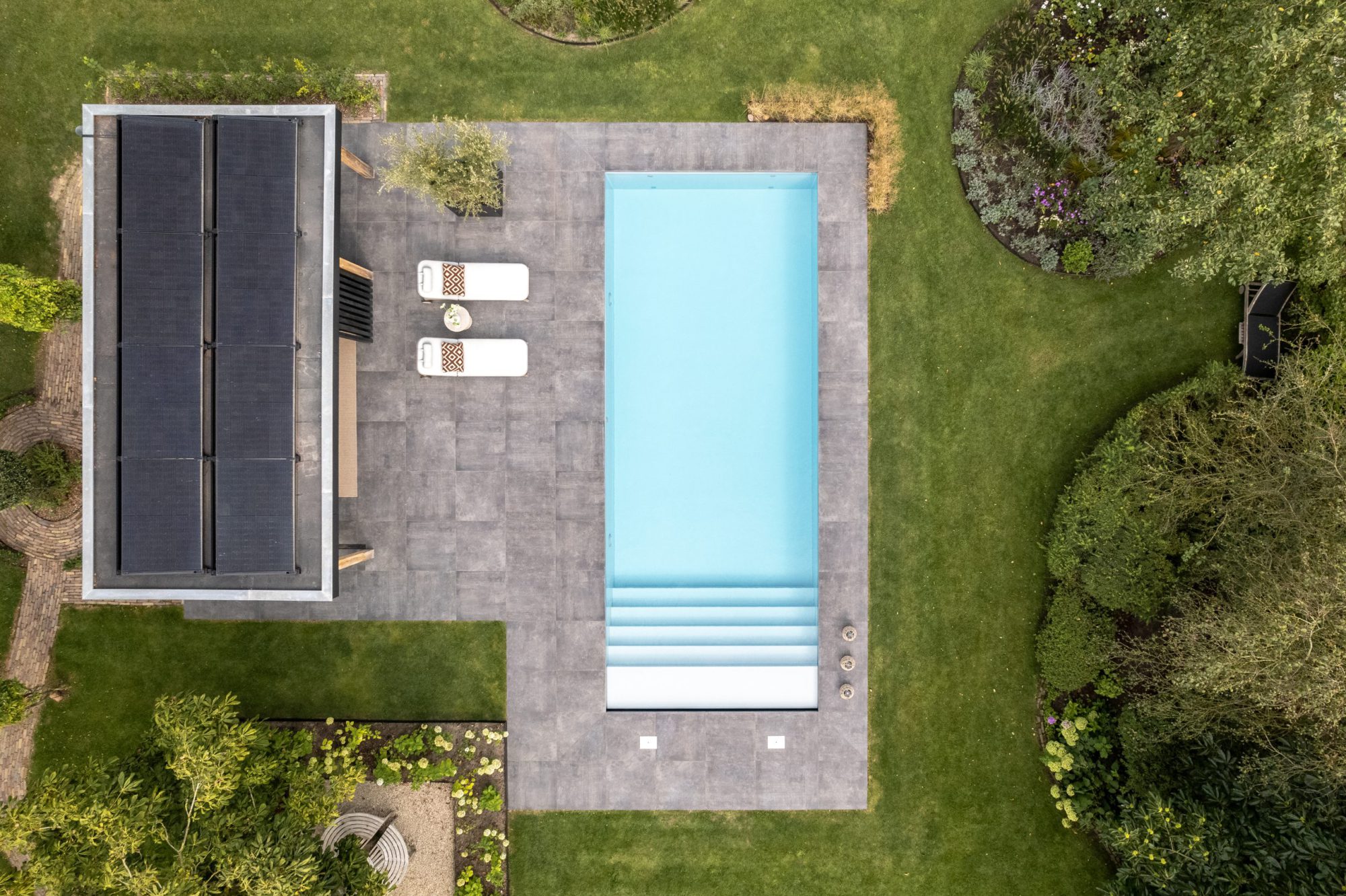 Luxe inbouwzwembad aangelegd door Welson
