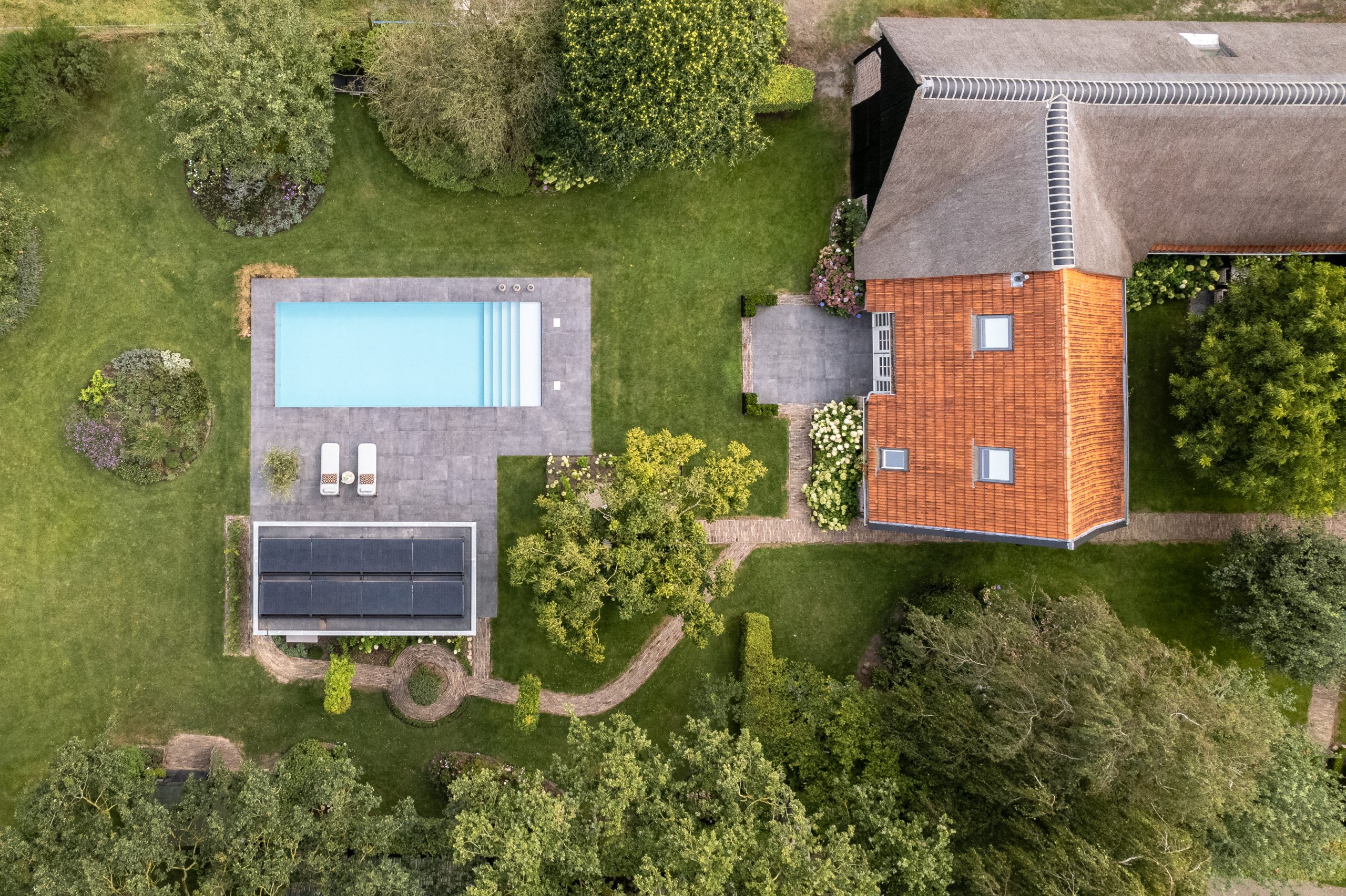 Afbeelding Zwembad als middelpunt van de tuin